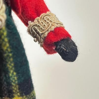 LOT 49: Byers Choice Carolers and Lantern