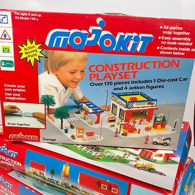 LOT 63: Vintage Majorette Majokit Construction Playsets