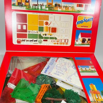 LOT 63: Vintage Majorette Majokit Construction Playsets