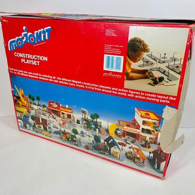 LOT 63: Vintage Majorette Majokit Construction Playsets