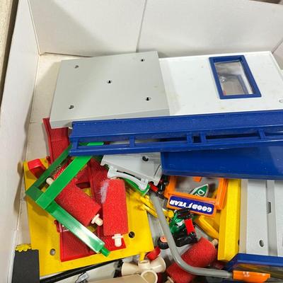 LOT 63: Vintage Majorette Majokit Construction Playsets