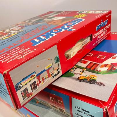 LOT 63: Vintage Majorette Majokit Construction Playsets