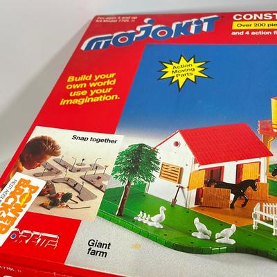 LOT 63: Vintage Majorette Majokit Construction Playsets