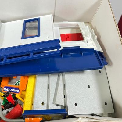 LOT 63: Vintage Majorette Majokit Construction Playsets