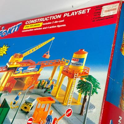 LOT 63: Vintage Majorette Majokit Construction Playsets