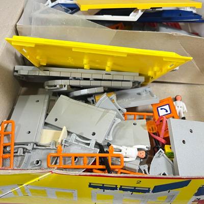 LOT 63: Vintage Majorette Majokit Construction Playsets