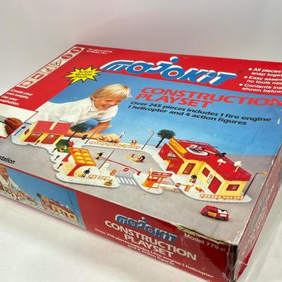 LOT 64: Vintage Majorette Majokit Construction Playsets