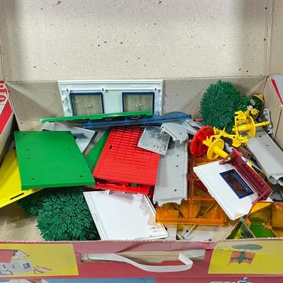 LOT 64: Vintage Majorette Majokit Construction Playsets