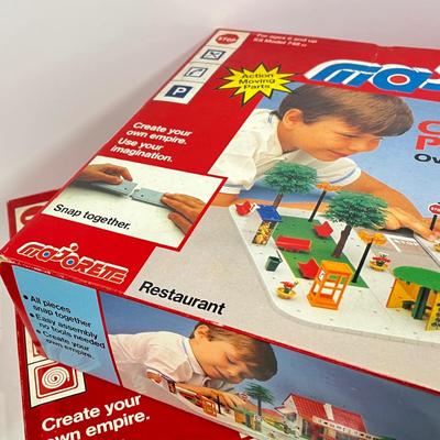 LOT 64: Vintage Majorette Majokit Construction Playsets