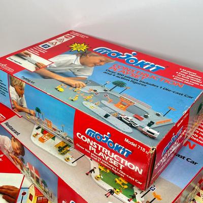 LOT 64: Vintage Majorette Majokit Construction Playsets