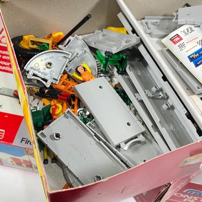 LOT 64: Vintage Majorette Majokit Construction Playsets