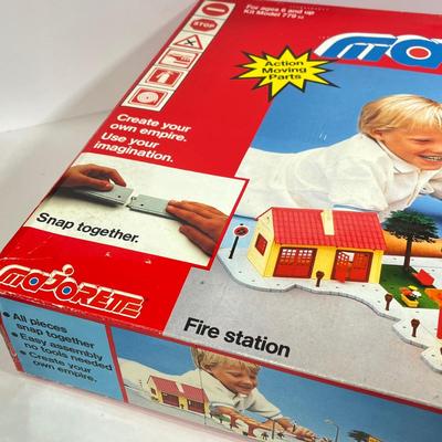 LOT 64: Vintage Majorette Majokit Construction Playsets