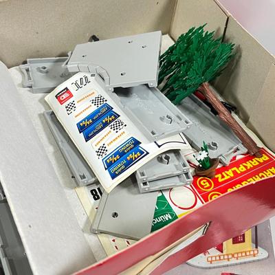 LOT 64: Vintage Majorette Majokit Construction Playsets