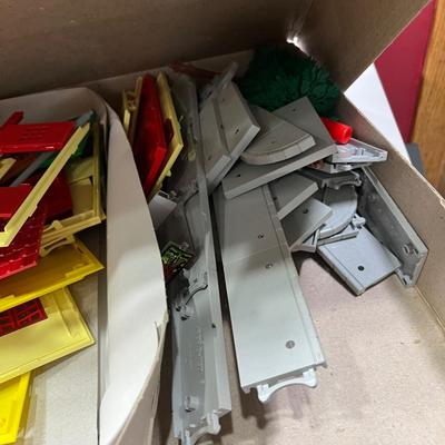 LOT 64: Vintage Majorette Majokit Construction Playsets