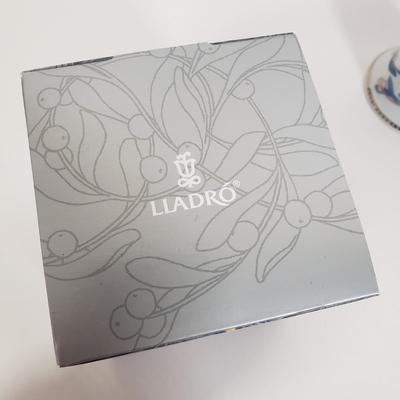 LOT 138: Lladro Under the Mistletoe Ball & Traditional Sounds Bell Ornaments