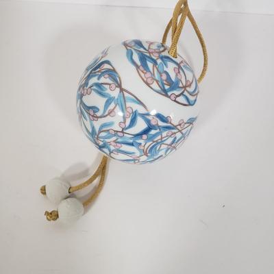 LOT 138: Lladro Under the Mistletoe Ball & Traditional Sounds Bell Ornaments