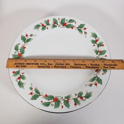 LOT 152: Noel China Set Holly Pattern by China Pearl