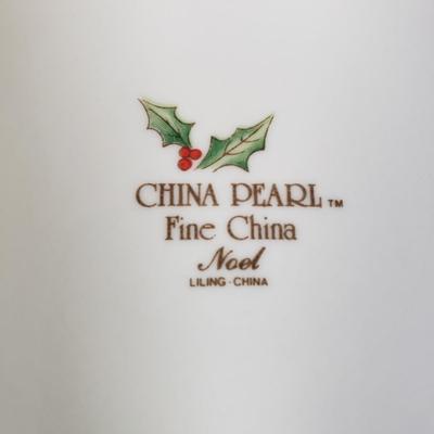 LOT 152: Noel China Set Holly Pattern by China Pearl