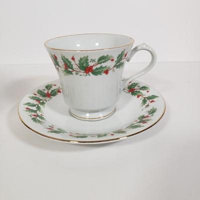 LOT 152: Noel China Set Holly Pattern by China Pearl