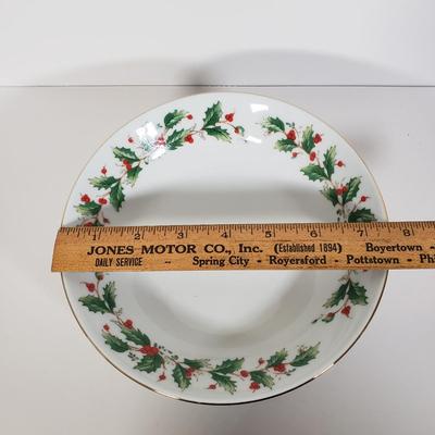 LOT 152: Noel China Set Holly Pattern by China Pearl