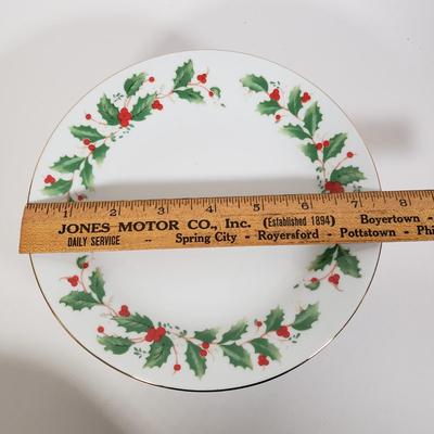 LOT 152: Noel China Set Holly Pattern by China Pearl