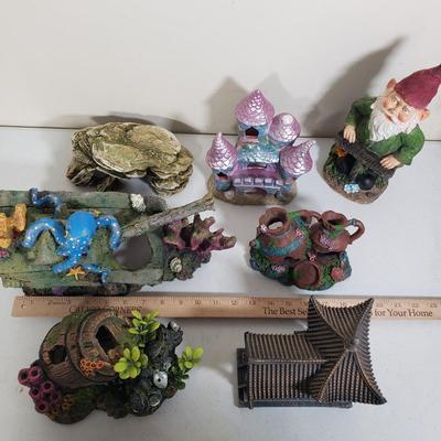 LOT 157: Assortment of Aquarium Decor