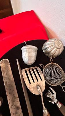 VTG JELLO CUP MOLDS, CAN OPENER KNIFE SHARPENER AND OTHER VARIOUS KITCHEN ITEMS