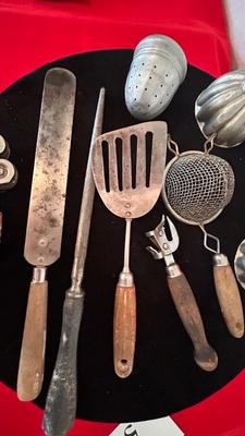 VTG JELLO CUP MOLDS, CAN OPENER KNIFE SHARPENER AND OTHER VARIOUS KITCHEN ITEMS
