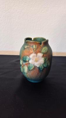 ROSEVILLE POTTERY WHITE ROSE VASE # 9784