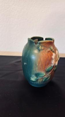 ROSEVILLE POTTERY WHITE ROSE VASE # 9784