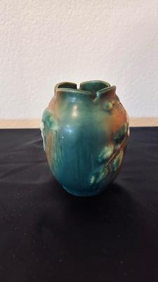 ROSEVILLE POTTERY WHITE ROSE VASE # 9784