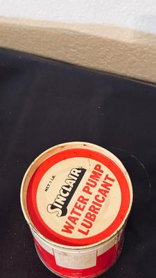 VTG TEXACO GREASE CAN, SINCLAIR & DUTCH BOY CANS PLUS A STICK SHIFT KNOB