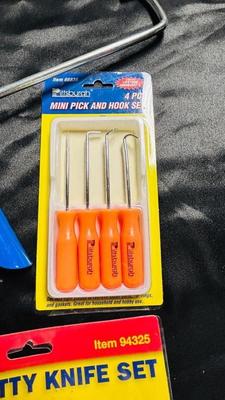 CAULKING GUN, PUTTY KNIVES, RAZOR KNIVES AND SCRAPER, AND PICK SET