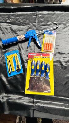 CAULKING GUN, PUTTY KNIVES, RAZOR KNIVES AND SCRAPER, AND PICK SET