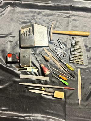 A VARIETY OF DRILL BITS, FILES AND HAND TOOLS