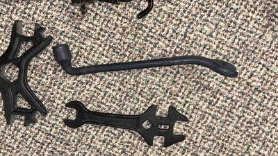 OLD SCALE ARM, IHC BUGGY/WAGON CAST IRON WRENCH, VTG INTERNATIONAL HARVESTER WRENCH