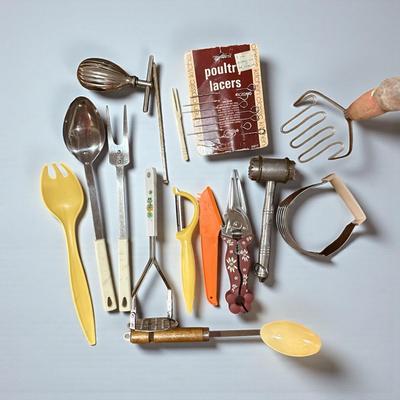 Vintage Kitchen Gadgets Mixed Brands- Tupperware, Bonny, Japan, Etc.