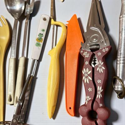 Vintage Kitchen Gadgets Mixed Brands- Tupperware, Bonny, Japan, Etc.