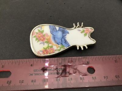 Linda Carrigan Signed Vintage China Blue Bird pattern Cat Brooch