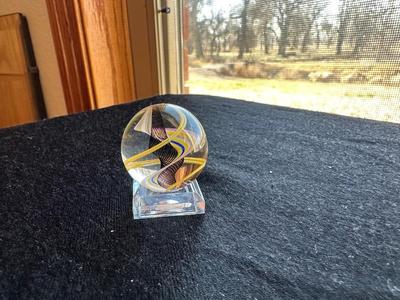 HANDBLOWN GLASS MARBLE WITH INTERNAL SWIRL WITHIN A MULTICOLORED LATTICINO SWIRL