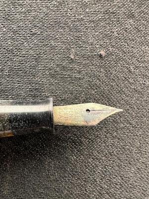 2 SHEAFFER AND 1 PARKER FOUNTAIN PENS PLUS LEAD IN A TIN