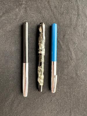 2 SHEAFFER AND 1 PARKER FOUNTAIN PENS PLUS LEAD IN A TIN