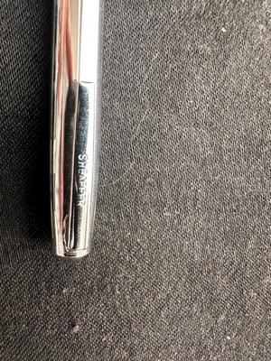 2 SHEAFFER AND 1 PARKER FOUNTAIN PENS PLUS LEAD IN A TIN