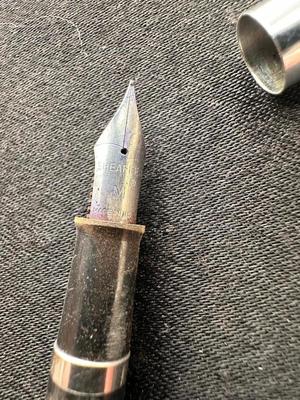 2 SHEAFFER AND 1 PARKER FOUNTAIN PENS PLUS LEAD IN A TIN