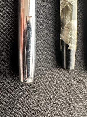2 SHEAFFER AND 1 PARKER FOUNTAIN PENS PLUS LEAD IN A TIN