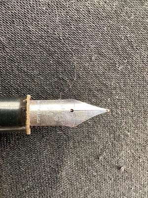 2 SHEAFFER AND 1 PARKER FOUNTAIN PENS PLUS LEAD IN A TIN