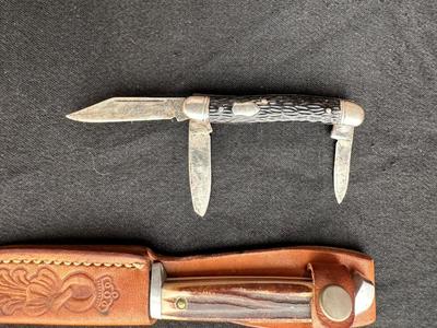 3 FOLDING POCKET KNIVES AND 1 FIXED BLADE WITH SHEATH