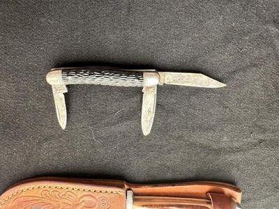 3 FOLDING POCKET KNIVES AND 1 FIXED BLADE WITH SHEATH