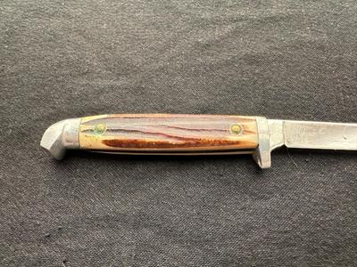 3 FOLDING POCKET KNIVES AND 1 FIXED BLADE WITH SHEATH