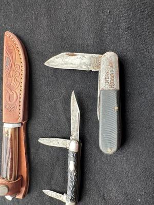 3 FOLDING POCKET KNIVES AND 1 FIXED BLADE WITH SHEATH
